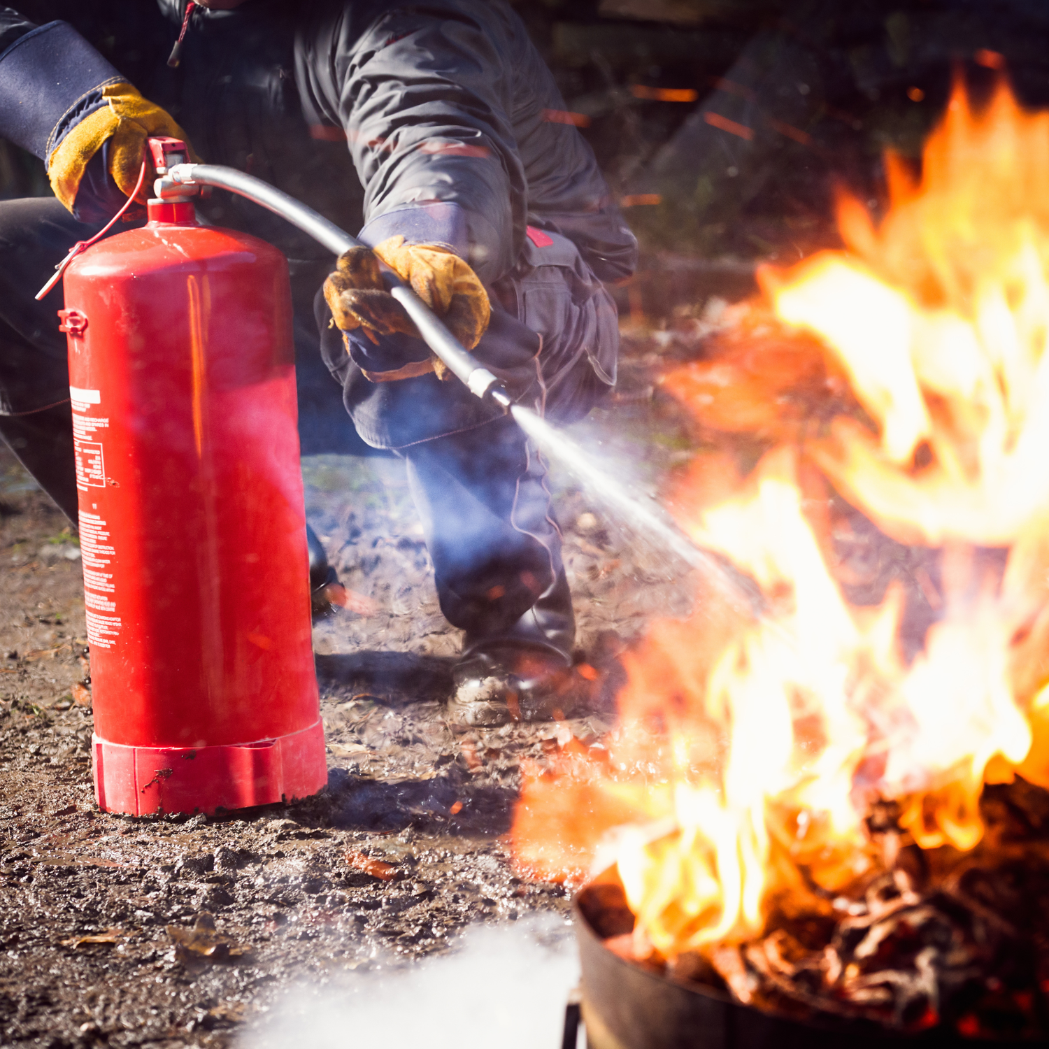 Einsatz eines Feuerlöschers für Bekämpfung eines Akkubrandes