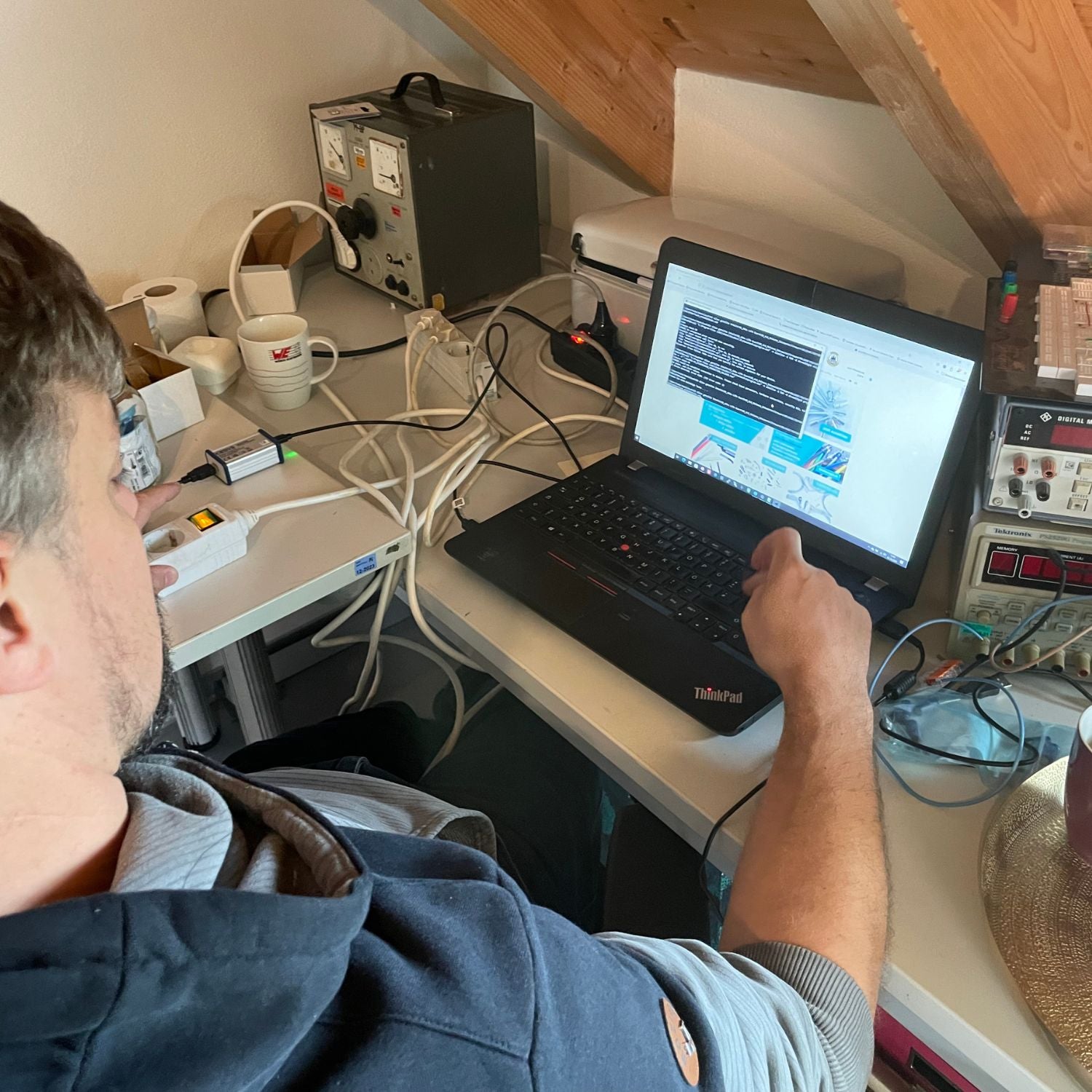 Das Gründerteam von Natune bei den ersten Arbeiten zur Entwicklung des Akku Life Guard im Homeoffice-Labor 2020