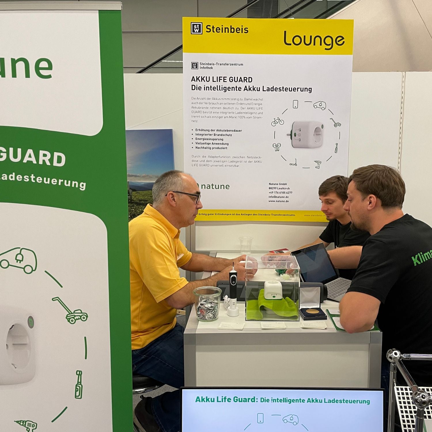 Austausch mit Interessenten und Feedbackgespräche zur Akku Life Guard Steckdose auf der Erfindermesse in Jena 2022