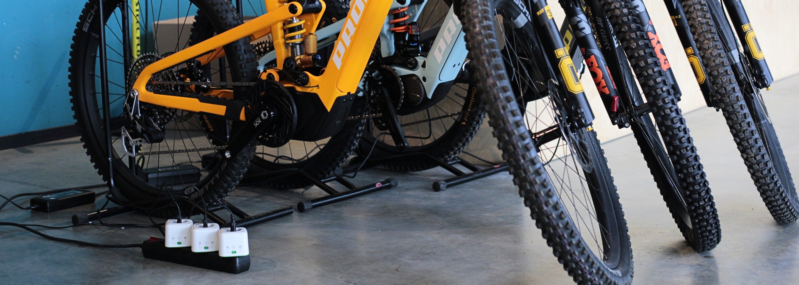 Mehrere Akku Life Guards neben E-Bikes beim Fahrradhändler