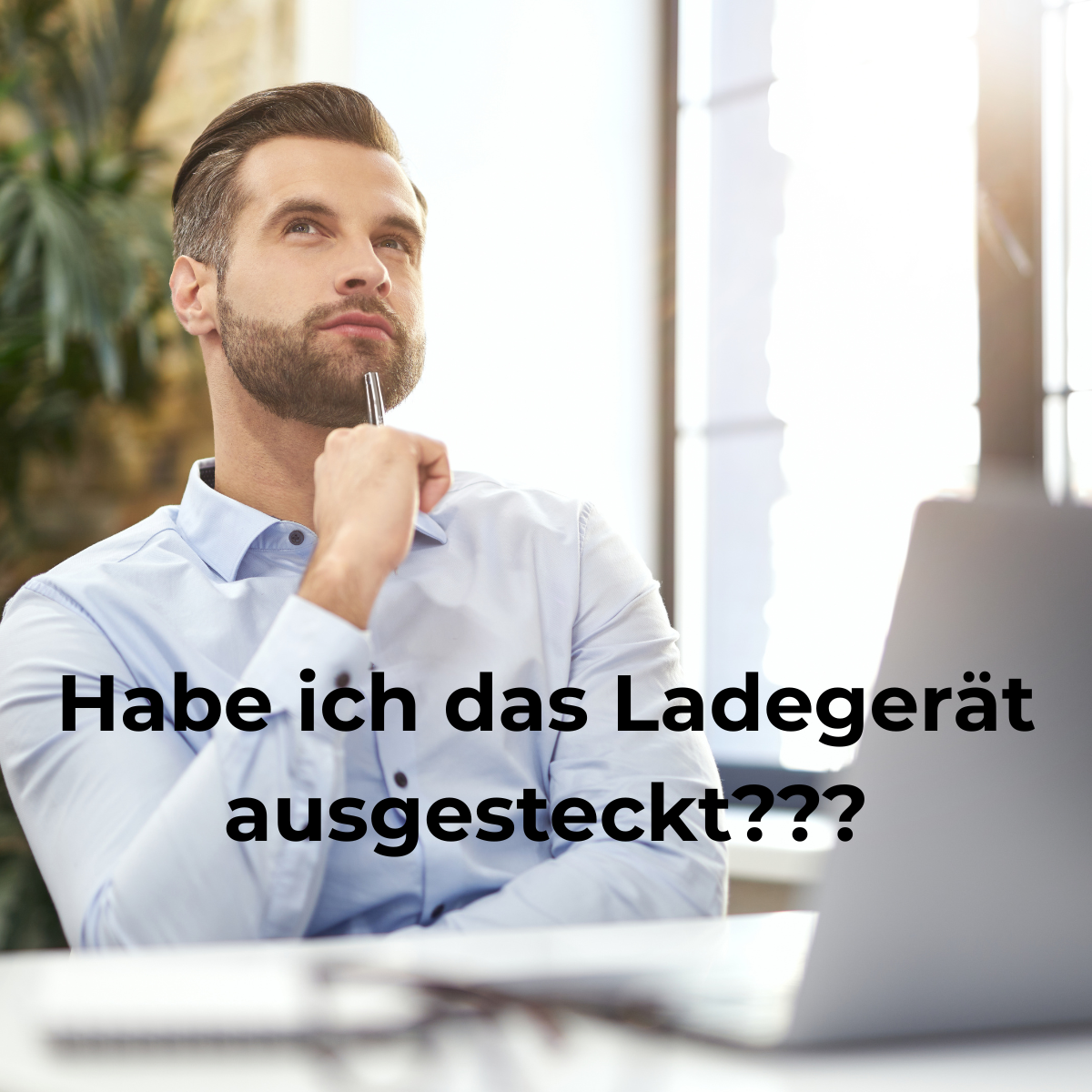 Mann-macht-sich-Gedanken-ob-er-den-Akku-nach-dem-Laden-vom-Stromnetz-getrennt-hat